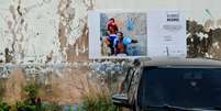 A paisagem do complexo de favelas da Mar&eacute; &eacute; alterada com minidoors das fotografias que comp&otilde;em a exposi&ccedil;&atilde;o de 20 jovens. Foto: Matheus de Araujo/ONG Luta Pela Paz