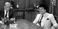 O apresentador Silvio Santos em reunião com o presidente João Figueiredo, em 1981. O encontro foi decisivo para a outorga da concessão de TV que deu origem ao SBT (Sistema Brasileiro de Televisão), após a extinção da Rede Tupi  Foto: Reprodução/Memórias da Ditadura/Luiz Antônio / Agência O Globo - 17/01/1984