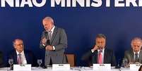 O presidente Lula em reunião com ministros  Foto: Reprodução via Youtube / Estadão