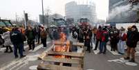 Manifestantes com tratores diante do Parlamento Europeu, em Estrasburgo, na França, protestam contra acordo UE-Mercosul e crise sanitária.  Foto: AFP - FREDERICK FLORIN / RFI