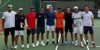 Leonardo Storck de preto com João Fonseca de azul e comissão técnica de treinadores da Rio Tennis e da Yes Foto: Divulgação / Esporte News Mundo