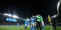 Foto: Yasser Bakhsh/Getty Images - Legenda: Jogadores do Napoli comemoram o gol marcado por Rasmus Hojlund na vit&oacute;ria sobre o Milan / Jogada10