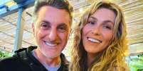 Luciano Huck e L&iacute;via Andrade na festa de fim de ano do Doming&atilde;o &mdash;  Foto: Instagram / Contigo