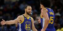 Gui Santos e Curry durante jogo dos Warriors Foto: ( Getty Images) / Sportbuzz