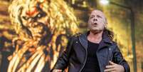 Bruce Dickinson em show do Iron Maiden em junho de 2025 Foto: Jo Hale/Redferns / Rolling Stone Brasil