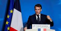 O presidente franc&ecirc;s, Emmanuel Macron, concede uma entrevista coletiva durante a c&uacute;pula de l&iacute;deres da Uni&atilde;o Europeia, em Bruxelas. 19 de dezembro de 2025  Foto: REUTERS - Stephanie Lecocq / RFI