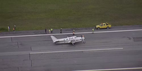 Avi&atilde;o bimotor tombou em pista do Aeroporto da Pambula, em Belo Horizonte (MG)  Foto: Reprodu&ccedil;&atilde;o/TV Globo