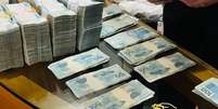 PF encontrou dinheiro em esp&eacute;cie em endere&ccedil;os de investigados  Foto: Divulga&ccedil;&atilde;o/Pol&iacute;cia Federal