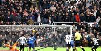 Woltemade (D) marca o primeiro gol do Newcastle contra o Chelsea &ndash;  Foto: Stu Forster/Getty Images / Jogada10