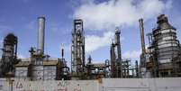 &Aacute;rea externa de uma refinaria de petr&oacute;leo na Venezuela em meio a tens&otilde;es com os EUA  Foto: Jesus Vargas/Getty Images