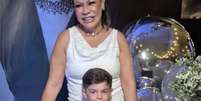 Dona Ruth comemorou anivers&aacute;rio com L&eacute;o, filho de Mar&iacute;lia Mendon&ccedil;a  Foto: Contigo