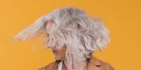 Descubra se o estresse pode aumentar o crescimento de cabelo branco  Foto: Freepik