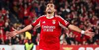Foto: Divulga&ccedil;&atilde;o / Benfica - Legenda: Pavlidis anota o gol solit&aacute;rio da vit&oacute;ria do Benfica sobre o Famalic&atilde;o, no Est&aacute;dio da Luz / Jogada10