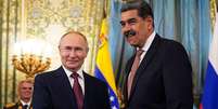 O presidente da R&uacute;ssia, Vladimir Putin, ao lado do presidente da Venezuela, Nicol&aacute;s Maduro, em Moscou, na R&uacute;ssia, no dia 7 de maio de 2025  Foto: Getty Images / BBC News Brasil