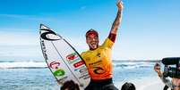 Gabriel Medina comemora vit&oacute;ria em etapa da WSL. Foto: Matt Dunbar/WSL / Esporte News Mundo