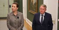 A primeira-ministra dinamarquesa, Mette Frederiksen (&agrave; esquerda), e seu ministro das Rela&ccedil;&otilde;es Exteriores, Lars Lokke Rasmussen (&agrave; direita). Governo convocou embaixador americano na Dinamarca, em 22 de dezembro de 2025 (foto ilustrativa).  Foto: &copy; EMIL HELMS / AFP / RFI