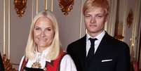 A princesa Mette-Marit com o filho problem&aacute;tico, Marius: dividida entre o tratamento contra grave doen&ccedil;a e os preparativos para o julgamento  Foto: Divulga&ccedil;&atilde;o/Casa Real da Noruega