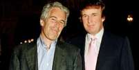 Jeffrey Epstein (&agrave; esquerda na imagem) e Donald Trump em Mar-a-Lago, Palm Beach, em 1997.  Foto: &copy; Davidoff Studios / Getty Images file via nbcnews.com / RFI