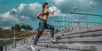 Aproveite o ver&atilde;o para se mover ao ar livre! Subir escadas &eacute; uma excelente forma de treino para ganhar resist&ecirc;ncia e fortalecer as pernas. Foto: Shutterstock / todateen