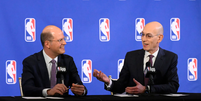 O secret&aacute;rio-geral da Fifa, Andreas Zagklis, em coletiva com o comiss&aacute;rio da NBA, Adam Silver  Foto: NBA