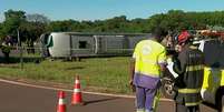 &ocirc;nibus tombou em uma rotat&oacute;ria da Rodovia Brigadeiro Faria Lima (SP-326), na entrada de Jaboticabal.  Foto: Reprodu&ccedil;&atilde;o/TV Globo / Estad&atilde;o
