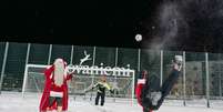 Papai Noel bate uma bolinha com o time no campo congelado em Rovaniemi, na Lap&ocirc;nia- Divulga&ccedil;&atilde;o: FC Santa Claus Foto: Jogada10