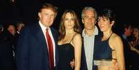 Donald Trump, Melania Trump, Jeffrey Epstein et Ghislaine Maxwell em Mar-a-Lago, na Fl&oacute;rida, em fevereiro de 2000.  Foto: &copy; Getty - Davidoff Studios Photography / RFI