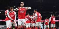 Foto: Julian Finney/Getty Images - Legenda: Jogadores do Arsenal comemoram a classifica&ccedil;&atilde;o para a semifinal da Copa da Liga Inglesa / Jogada10