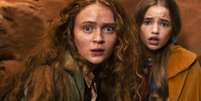 Sadie Sink e Nell Fisher interpretam Max e Holly, que se refugiam em uma caverna Foto: Netflix / BBC News Brasil