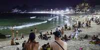 Pessoas aproveitam a praia do Arpoador tamb&eacute;m &agrave; noite, devido ao forte calor Foto: Pedro Kirilos/Estad&atilde;o / Estad&atilde;o