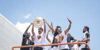 Jogadores do Corinthians comemoram o t&iacute;tulo da Copa do Brasil em frente &agrave; Neo Qu&iacute;mica Arena.  Foto: Felipe Rau/Estad&atilde;o / Estad&atilde;o