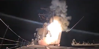 O Departamento de Defesa dos EUA publicou um pequeno vídeo que parece mostrar um míssil sendo lançado de um navio militar.  Foto: US Department of Defense / BBC News Brasil