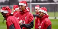 Atividade de prepara&ccedil;&atilde;o do Liverpool em clima de Natal - Foto: Divulga&ccedil;&atilde;o / Jogada10