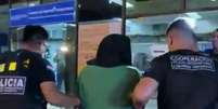 Silvinei Vasques, de capuz, sendo encaminhado &agrave; sede da PF  Foto: Reprodu&ccedil;&atilde;o | Globoplay