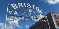 A placa da cidade diz: &ldquo;Bristol, Virg&iacute;nia e Tennessee &mdash; um bom lugar para viver&rdquo;.  Foto: BBC News Brasil