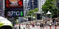 Term&ocirc;metros da Avenida Paulista, regi&atilde;o central, marcaram 37&ordm; C neste domingo, 28  Foto: Taba Benedicto / Estad&atilde;o / Estad&atilde;o