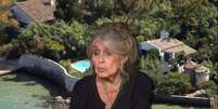 Brigitte Bardot na &uacute;ltima apari&ccedil;&atilde;o na TV, em maio de 2025; ao fundo, a propriedade La Madrague, na Riviera Francesa, onde ela morou de 1958 at&eacute; a sua morte  Foto: Fotomontagem: Sala de TV (Foto: BFMTV/YouTube)