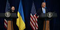 Donald Trump e Volodymyr Zelensky em coletiva ap&oacute;s reuni&atilde;o na resid&ecirc;ncia do presidente americano em Mar-a-Lago, Palm Beach (Fl&oacute;rida), neste domingo (28)  Foto: &copy; Jim Watson / AFP / RFI
