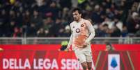 Zeki &Ccedil;elik (Roma) em a&ccedil;&atilde;o durante jogo oficial no Campeonato Italiano. Foto: Associated Press / Alamy