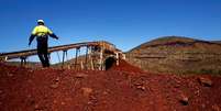 Pilha de minério de ferro na mina de minério de ferro Solomon da Fortescue, localizada no Vale dos Reis, cerca de 400 km ao sul de Port Hedland, na região de Pilbara, Austrália Ocidental
02/12/2013
REUTERS/David Gray  Foto: Reuters