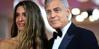 O ator George Clooney e sua esposa, Amal Clooney, receberam a nacionalidade francesa (imagem de arquivo, em agosto de 2025).  Foto: © Tiziana FABI / AFP / RFI