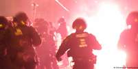 Policiais sendo atacados por explosivos em celebração de Ano Novo em Leipzig  Foto: DW / Deutsche Welle