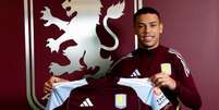 Alysson no momento da assinatura do novo contrato –   Foto: Divulgação / Aston Villa / Jogada10