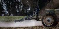 Trator aplica herbicida no em campo  Foto: Getty Images / BBC News Brasil