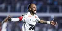 Neymar comemorando gol pelo Santos. Foto: Ricardo Moreira/Getty Images / Esporte News Mundo