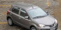 O Etios teve sua linha enxugada com a chegada do Yaris. Como carro de entrada, o melhor é jogar com a calculadora na mão e pegar a versão de entrada com motor 1.3, mas com câmbio automático. O desempenho é bom e o consumo baixo, ótimos para o dia a dia na cidade. Foto: DIVULGAÇÃO / Estadão