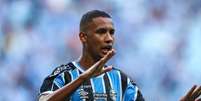 Andr&eacute; Henrique em a&ccedil;&atilde;o pelo Gr&ecirc;mio no cl&aacute;ssico contra o Internacional, no Beira-Rio - Foto: Lucas Uebel/Gr&ecirc;mio / Jogada10