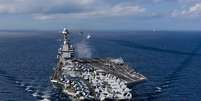 O USS Gerald R. Ford, o maior porta-avi&otilde;es do mundo, visto no Mar do Norte, antes de se dirigir ao Caribe para refor&ccedil;ar as opera&ccedil;&otilde;es americanas contra embarca&ccedil;&otilde;es de traficantes de drogas  Foto: Alyssa Joy/U.S. Navy via Getty Images