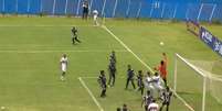 Tetê marca golaço olímpico para o São Paulo na estreia da Copinha 2026 –  Foto: Reprodução de vídeo X Sports / Jogada10