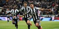Bruno Guimarães finaliza para abrir o placar na vitória do Newcastle sobre o Crystal Palace –  Foto: George Wood/Getty Images / Jogada10